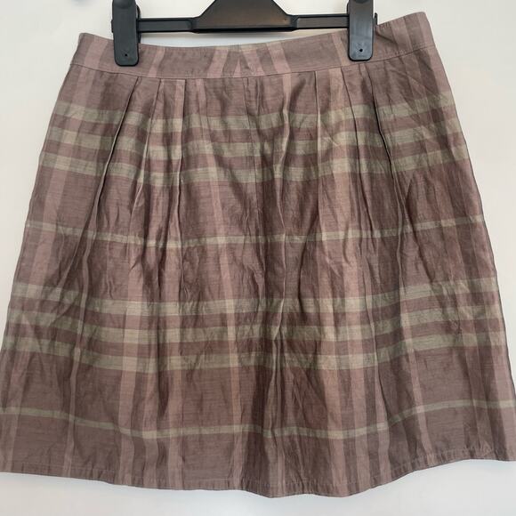 New w/out tags. Authentic Burberry mid-line skirt. Silk and cotton. Signature. - Picture 1 of 10